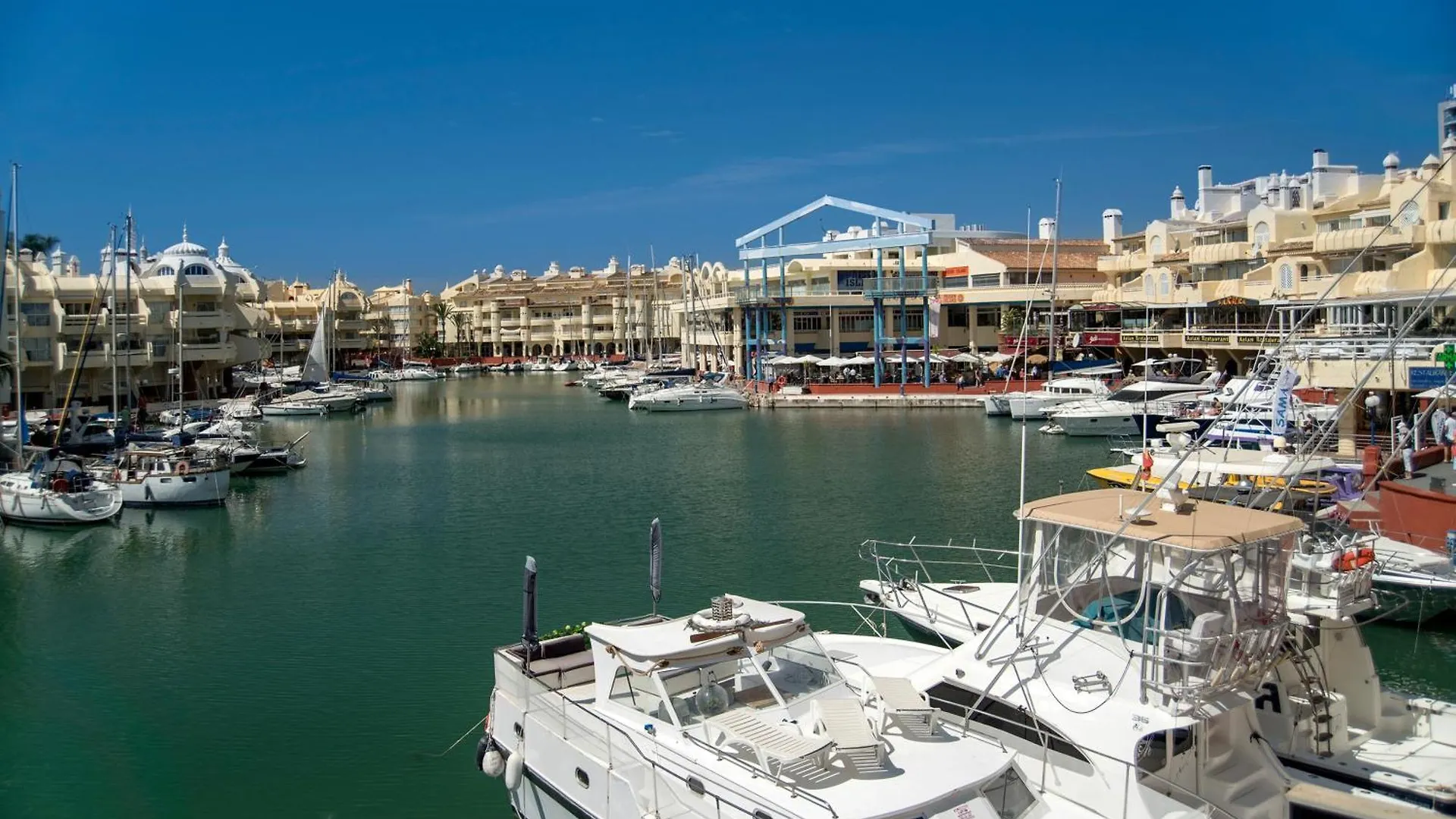 Apartment Urb Pueblo Del Parque, Luxury 2 Bedroom Apartment. Fantastic Central Location. Benalmadena Spain