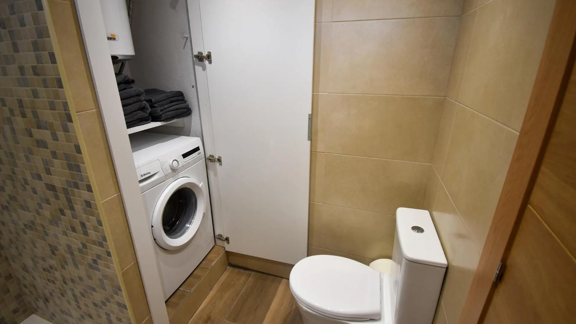 Apartment Urb Pueblo Del Parque, Luxury 2 Bedroom Apartment. Fantastic Central Location. Benalmadena