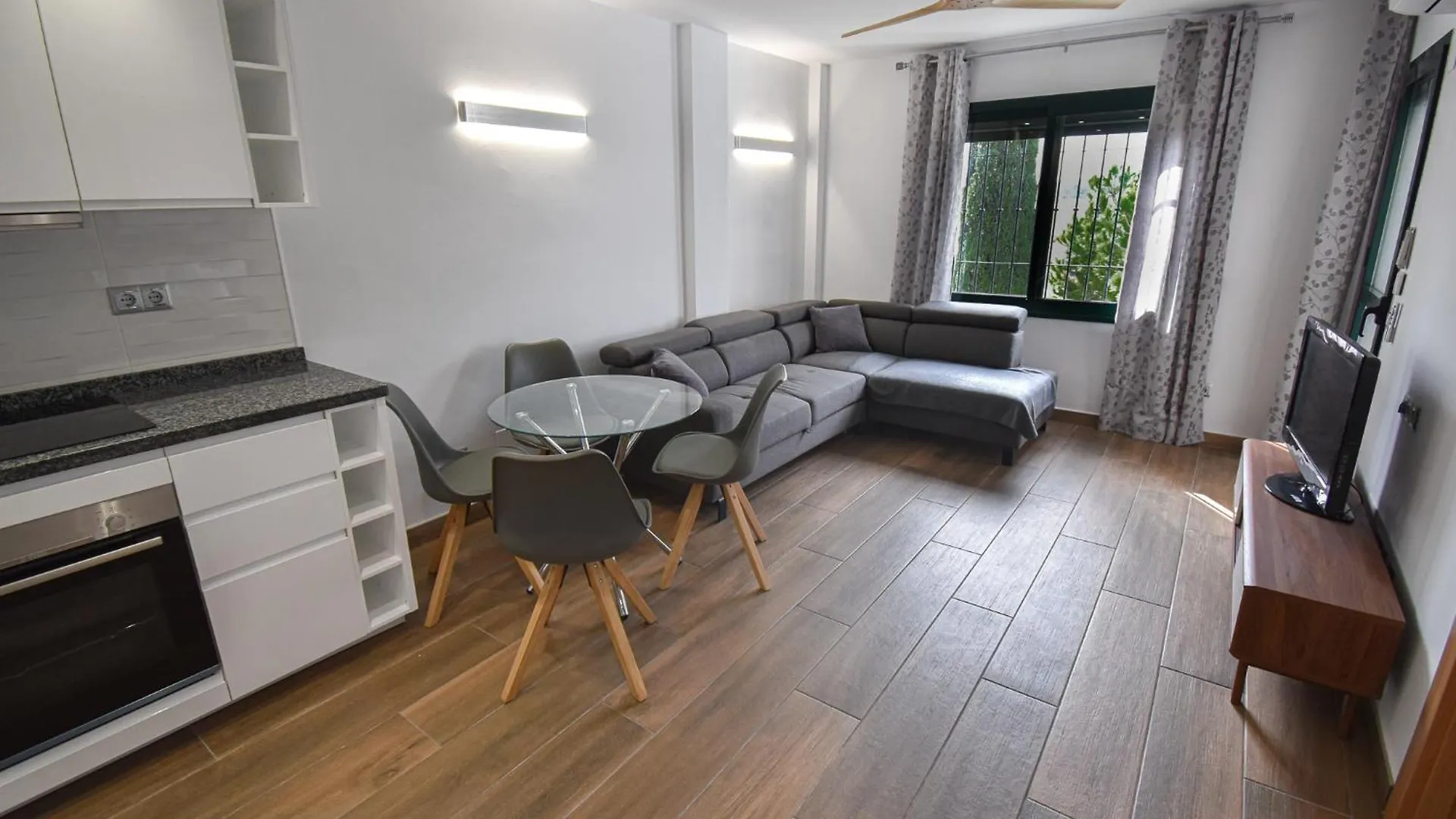 Apartment Urb Pueblo Del Parque, Luxury 2 Bedroom Apartment. Fantastic Central Location. Benalmadena